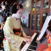 Maiko chơi piano đường phố trước khi giải nghệ vì COVID-19